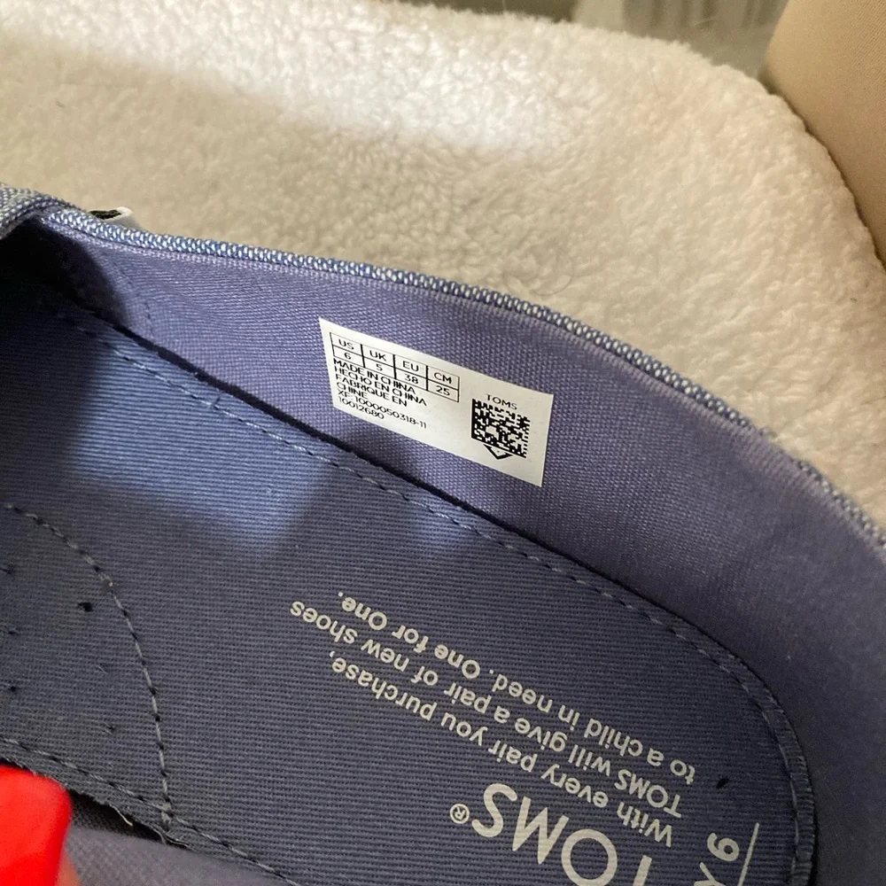Tom’s Y6 Youth classic blue global embroidery/Chambray brand new W/tags no box